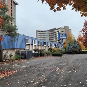 District By Oyo Convention Center Motel